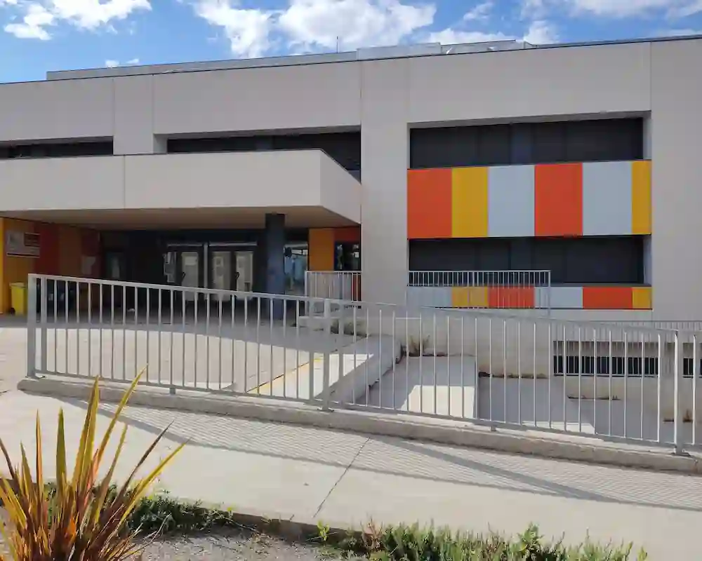 Fotografía del exterior del IESO Arroyo de la Encomienda. 